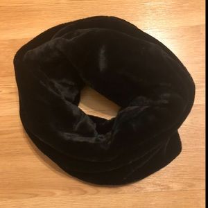 Luxurious Faux Fur Infinity Scarf 🖤